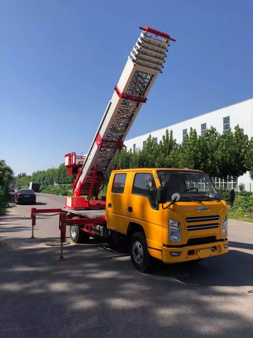 昆山附近的云梯车出租服务：轻松解决高空作业需求